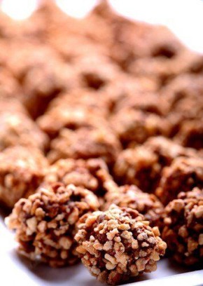 Нежные трюфели с клюквой и ореховой обсыпкой