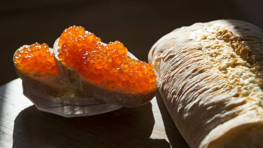 Цены на красную икру стремительно растут: что влияет на подорожание