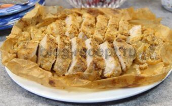 Сочные стейки свинины, запеченные с луком и капустой: секреты приготовления