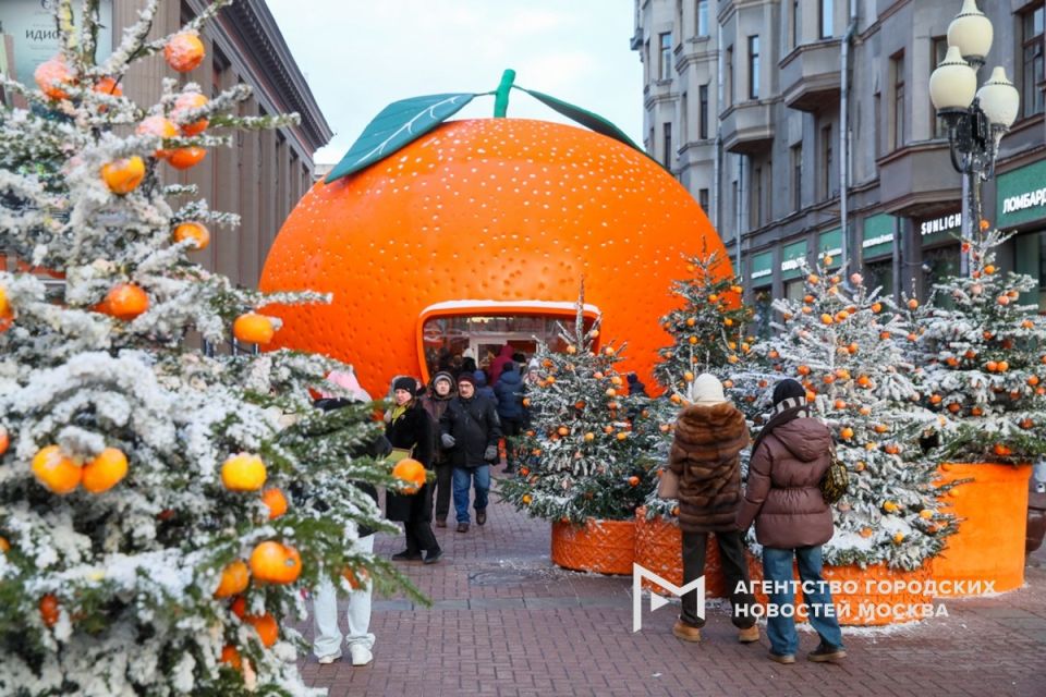 Арбат в новогоднем свете: как «мандариновое настроение» меняет центр Москвы