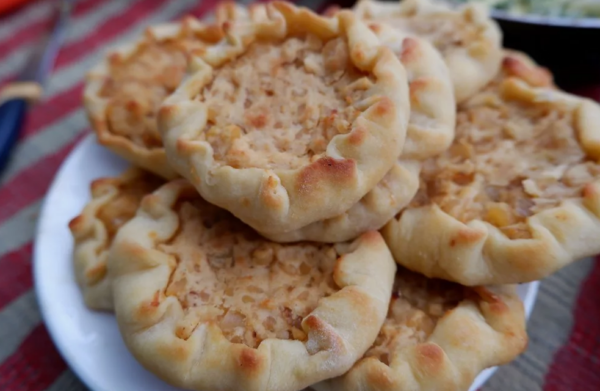 Секреты домашней выпечки: шаньги с гречневой кашей и творогом