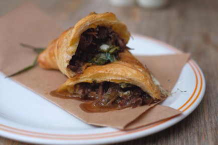 Круассан с нежными говяжьими щеками