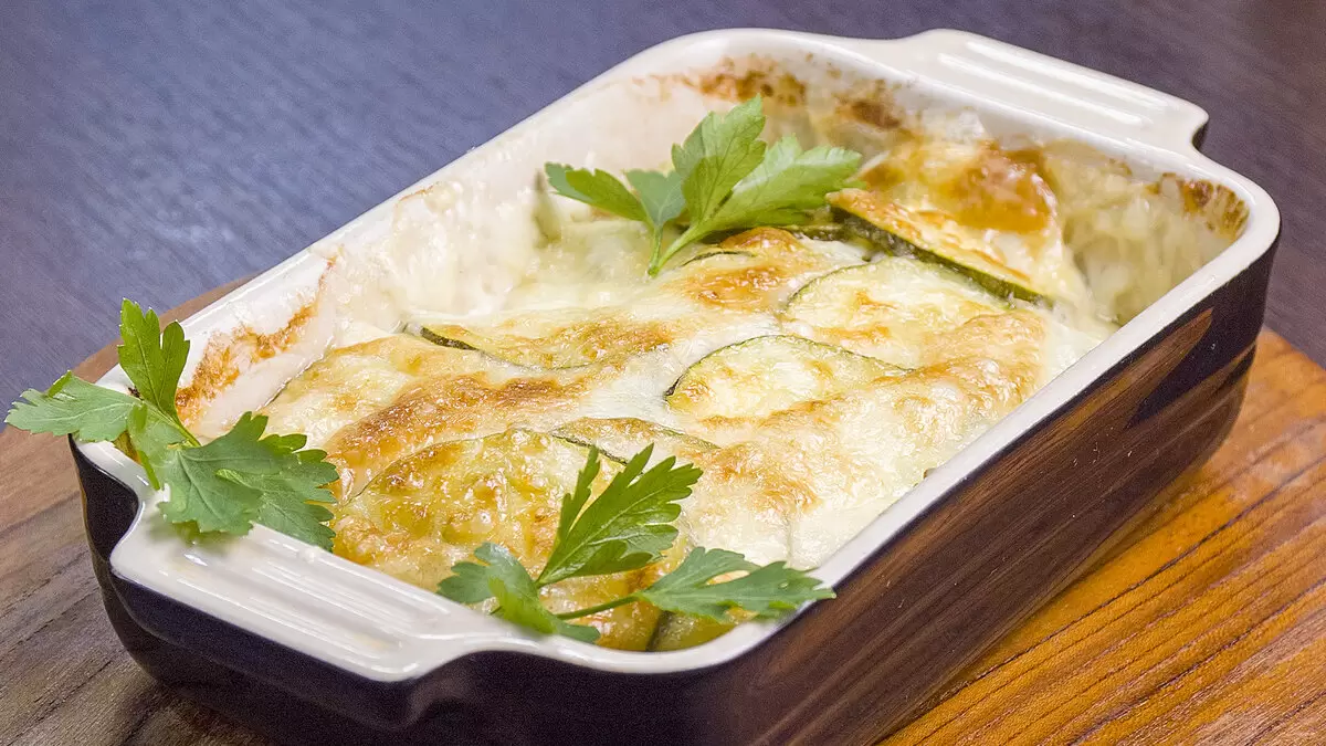 Три простых ингредиента для сытного ужина: запеканка с цукини и курицей