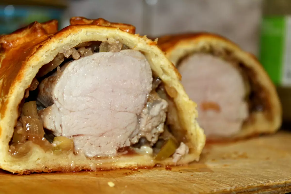 Необычное сочетание: свинина с яблоками в слоеном тесте