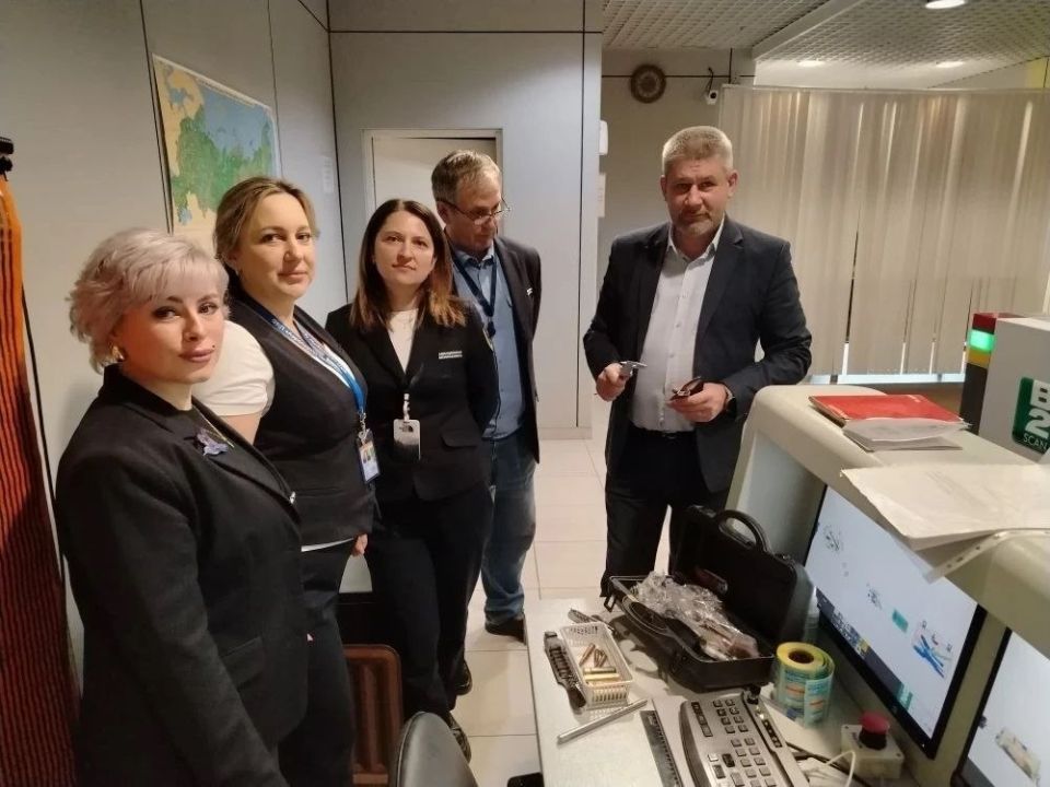 Начальник ЭКЦ окружного УМВД провел мастер класс по выявлению запрещённых предметов в багаже для сотрудников авиационной безопасности