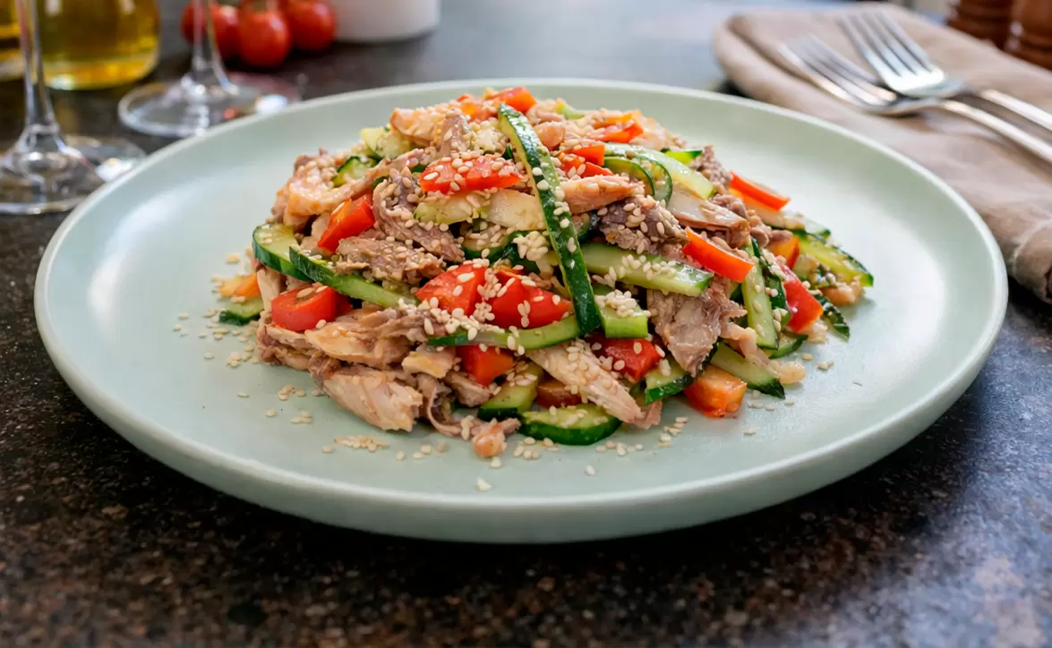 Необычный салат с мясом, грушей и хрустящим огурцом