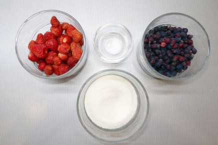 Необычный компот: клубника и ирга для зимних запасов