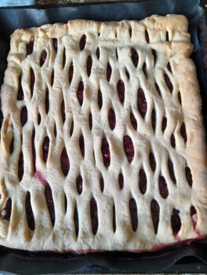 Летний пирог с вишней: идеальное угощение для солнечных дней