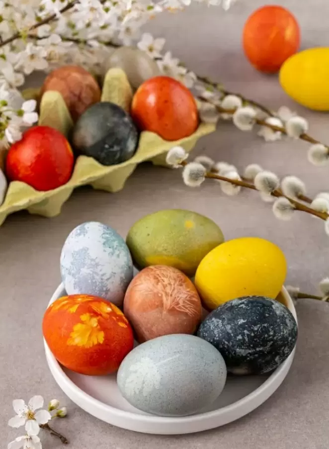 Как раскрасить пасхальные яйца с помощью кухонных ингредиентов: 7 ярких идей