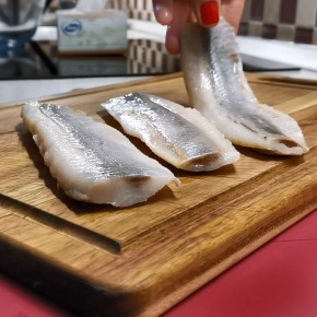 Неотразимая закуска: как легко приготовить хрустящую намазку из селедки