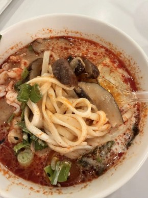 Ароматный суп рамэн том ям с креветками и грибами