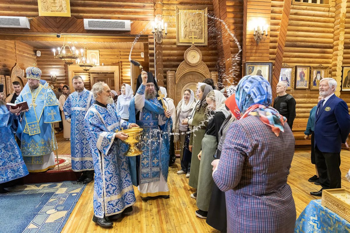 Епископ Евфимий совершил Божественную литургию и молебен на начало учебного года в Свято-Троицком кафедральном соборе г. Анадыря Епископ Евфимий совершил Божественную литургию и молебен на начало учебного года в Свято-Троицком кафедральном соборе г. Анадыря