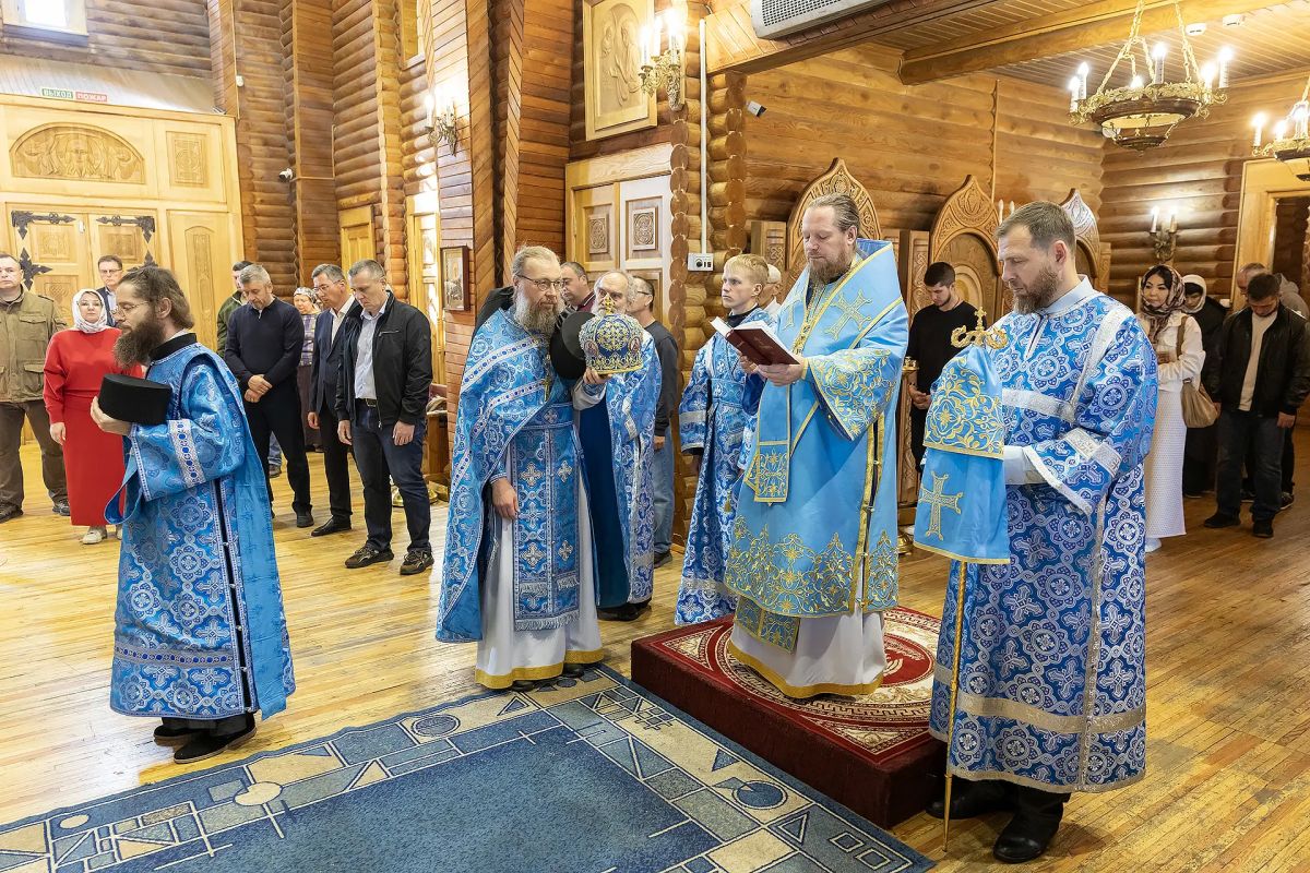 Епископ Евфимий совершил Божественную литургию и молебен на начало учебного года в Свято-Троицком кафедральном соборе г. Анадыря Епископ Евфимий совершил Божественную литургию и молебен на начало учебного года в Свято-Троицком кафедральном соборе г. Анадыря