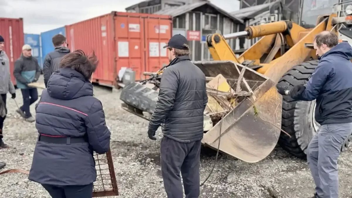 На Чукотке берега очищают от мусора На Чукотке берега очищают от мусора