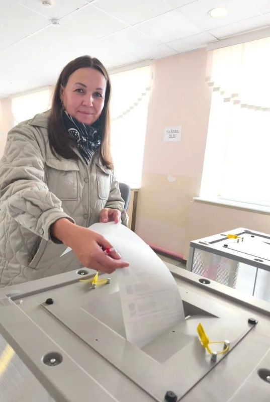 Заместитель Губернатора, начальник Департамента социальной политики Чукотского АО Любовь Брянцева приняла участие в выборах в Государственную Думу, а также отдала свой голос за кандидатов на выборах в Думу Чукотского АО