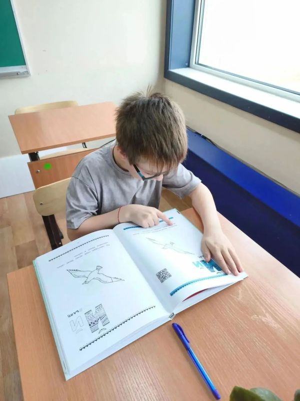 На Чукотке школы продолжают получать уникальное издание — «Чукотскую азбуку» На Чукотке школы продолжают получать уникальное издание — «Чукотскую азбуку»