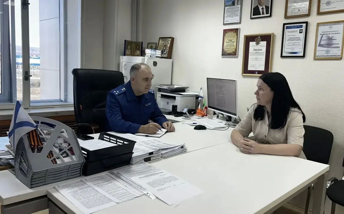 Заместитель прокурора округа Артур Махов в рамках рабочей поездки посетил пгт Угольные Копи, где проинспектировал ход строительства кровли МБОУ «Центр образования п. Угольные Копи», провел личный прием граждан Заместитель прокурора округа Артур Махов в рамках рабочей поездки посетил пгт Угольные Копи, где проинспектировал ход строительства кровли МБОУ «Центр образования п. Угольные Копи», провел личный прием граждан