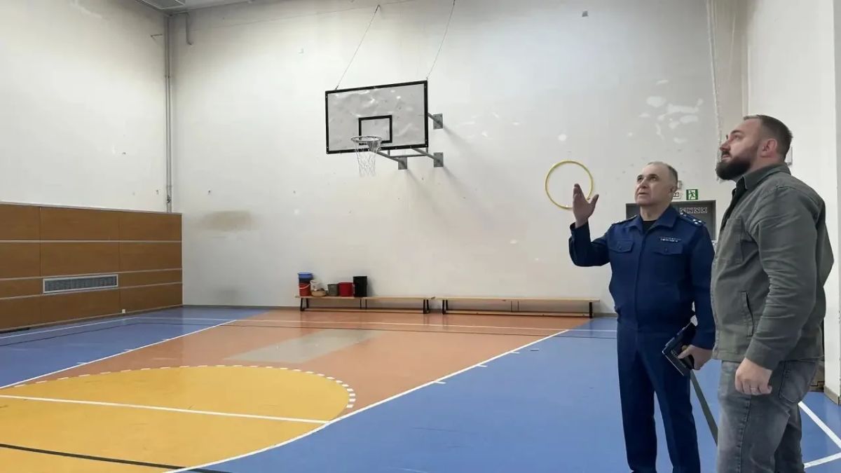 Заместитель прокурора округа Артур Махов в рамках рабочей поездки посетил пгт Угольные Копи, где проинспектировал ход строительства кровли МБОУ «Центр образования п. Угольные Копи», провел личный прием граждан Заместитель прокурора округа Артур Махов в рамках рабочей поездки посетил пгт Угольные Копи, где проинспектировал ход строительства кровли МБОУ «Центр образования п. Угольные Копи», провел личный прием граждан