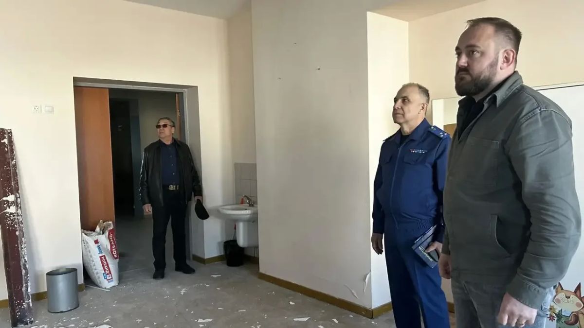 Заместитель прокурора округа Артур Махов в рамках рабочей поездки посетил пгт Угольные Копи, где проинспектировал ход строительства кровли МБОУ «Центр образования п. Угольные Копи», провел личный прием граждан Заместитель прокурора округа Артур Махов в рамках рабочей поездки посетил пгт Угольные Копи, где проинспектировал ход строительства кровли МБОУ «Центр образования п. Угольные Копи», провел личный прием граждан