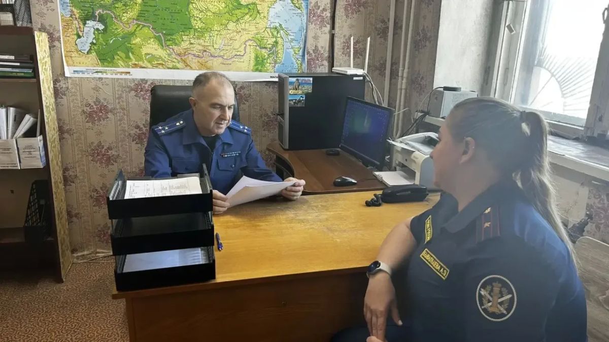 Заместитель прокурора округа Артур Махов в рамках рабочей поездки посетил пгт Угольные Копи, где проинспектировал ход строительства кровли МБОУ «Центр образования п. Угольные Копи», провел личный прием граждан Заместитель прокурора округа Артур Махов в рамках рабочей поездки посетил пгт Угольные Копи, где проинспектировал ход строительства кровли МБОУ «Центр образования п. Угольные Копи», провел личный прием граждан