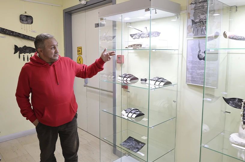 Персональная выставка эскимосского костореза Родиона Вамингу открылась в Анадыре, сообщает ИА "Чукотка" Персональная выставка эскимосского костореза Родиона Вамингу открылась в Анадыре, сообщает ИА "Чукотка"