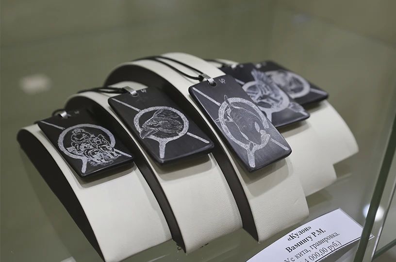 Персональная выставка эскимосского костореза Родиона Вамингу открылась в Анадыре, сообщает ИА "Чукотка" Персональная выставка эскимосского костореза Родиона Вамингу открылась в Анадыре, сообщает ИА "Чукотка"