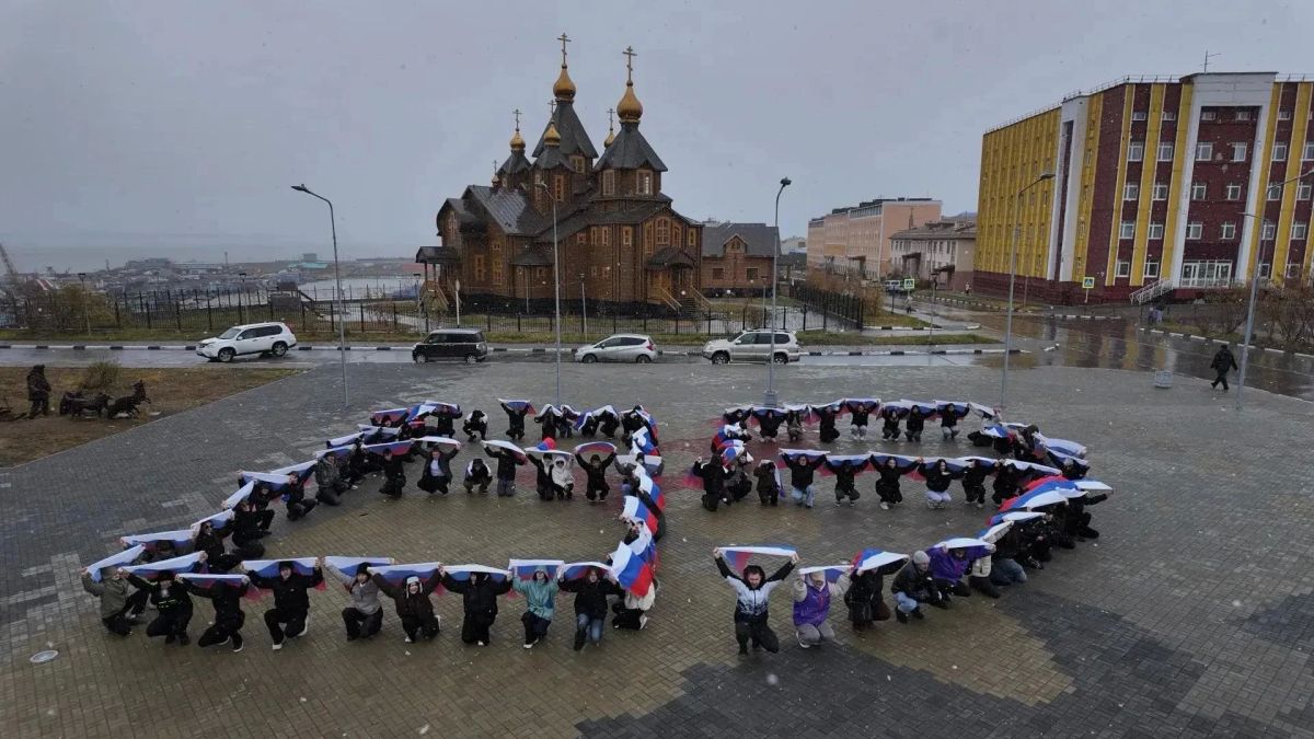 Массовый мотопробег и флешмобы: на Чукотке отметили День воссоединения исторических регионов с Россией Массовый мотопробег и флешмобы: на Чукотке отметили День воссоединения исторических регионов с Россией