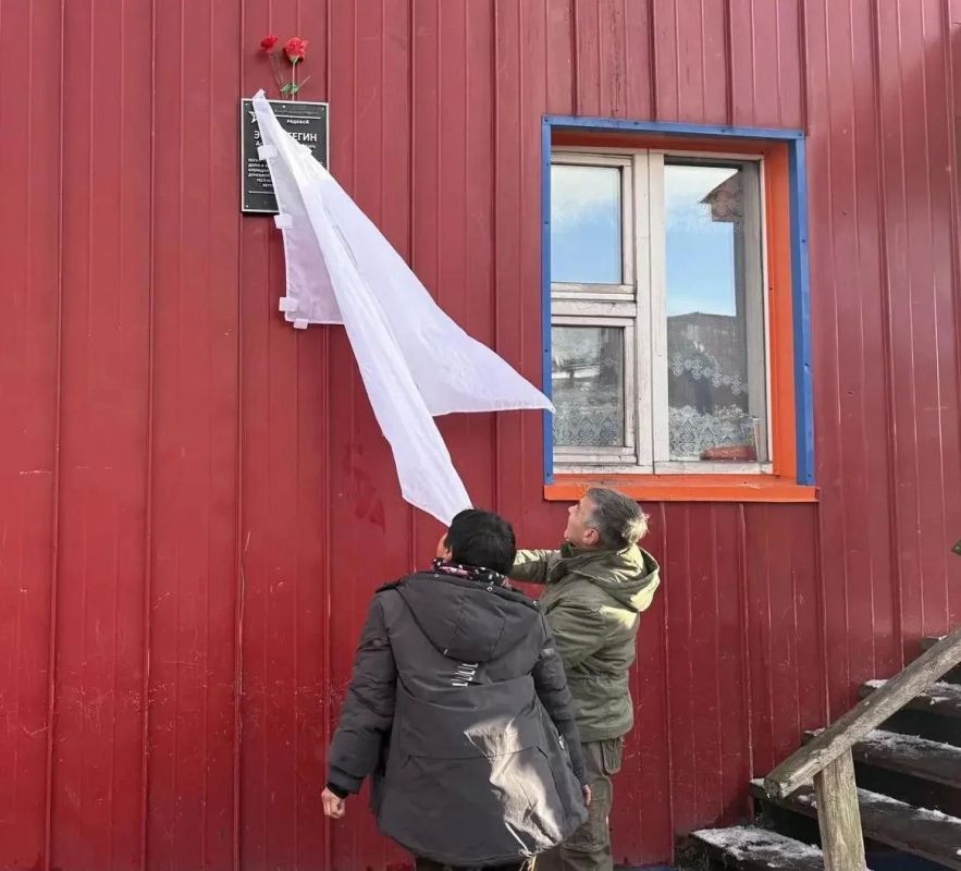 В селе Сиреники открыли мемориальную доску в память об Артёме Эйнеутегине — земляке, погибшем при исполнении воинского долга В селе Сиреники открыли мемориальную доску в память об Артёме Эйнеутегине — земляке, погибшем при исполнении воинского долга