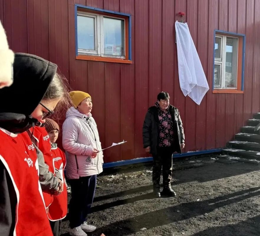 В селе Сиреники открыли мемориальную доску в память об Артёме Эйнеутегине — земляке, погибшем при исполнении воинского долга В селе Сиреники открыли мемориальную доску в память об Артёме Эйнеутегине — земляке, погибшем при исполнении воинского долга