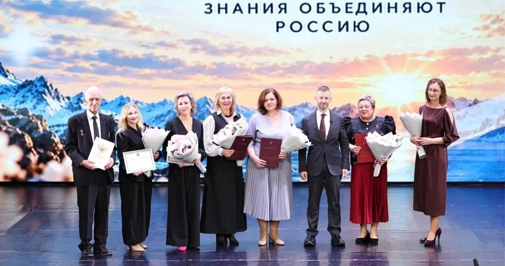 Педагогов в округе отметили ко Дню учителя, сообщает ИА "Чукотка"