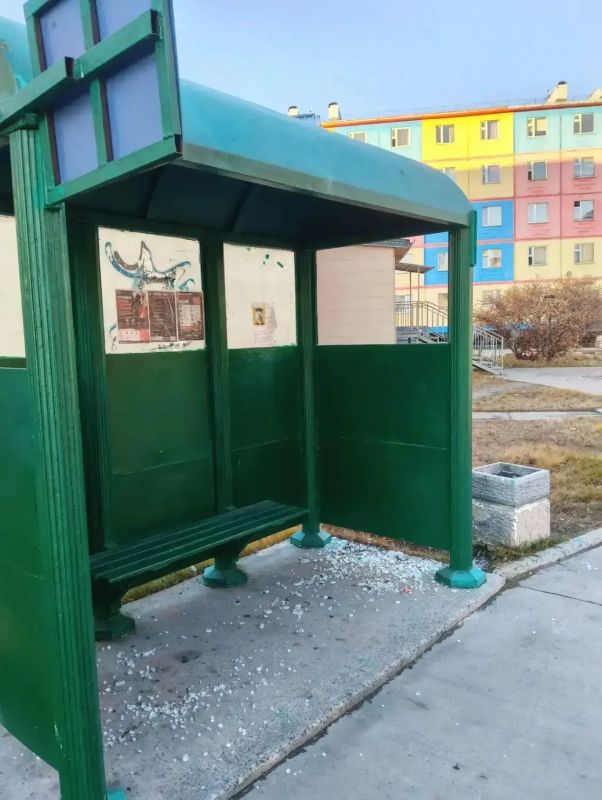 В Анадыре полицейские устанавливают очевидцев повреждения автобусных остановок В Анадыре полицейские устанавливают очевидцев повреждения автобусных остановок