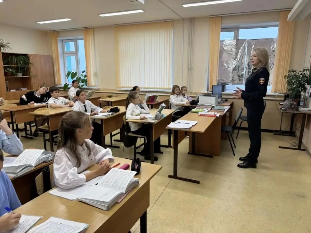 В преддверии осенних каникул сотрудники Госавтоинспекции городского отдела полиции провели профилактические мероприятия в образовательных учреждениях города Анадырь