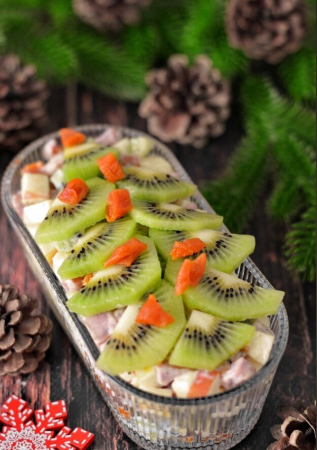 Новый год в тарелке: оригинальный салат с копченой курицей и фруктами
