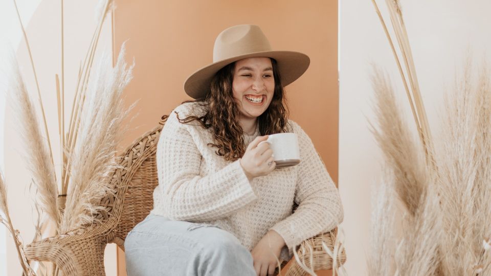 Это сочетание в одежде любят все дамы со вкусом: скроет лишние объемы в области талии