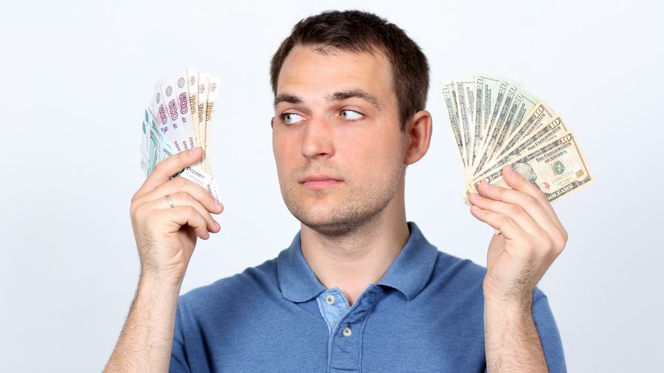 Продавать или подождать: как быть обладателям долларов, посоветовал экономист