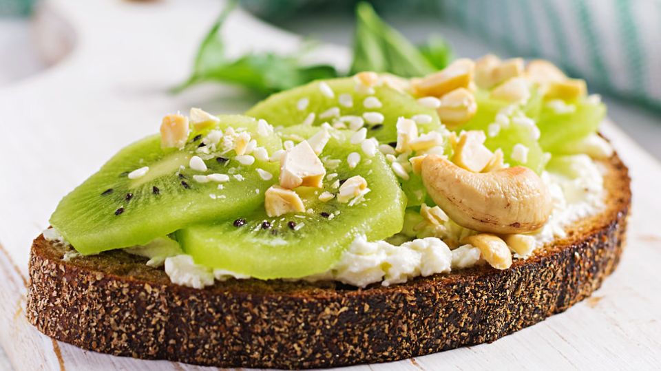 Киви, ржаной хлеб и вода: новые открытия в борьбе с хроническими запорами