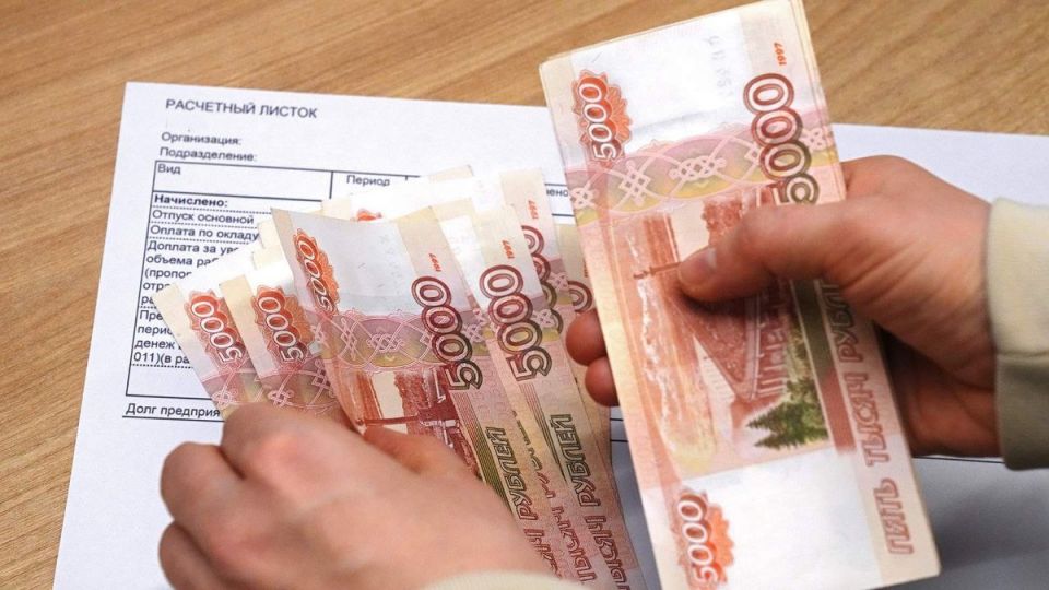 Необычное дело: бывшего работника требуют вернуть зарплату за годы работы