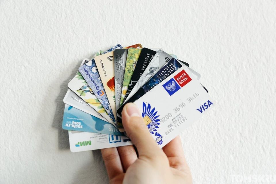 В России планируют ограничить количество банковских карт на человека