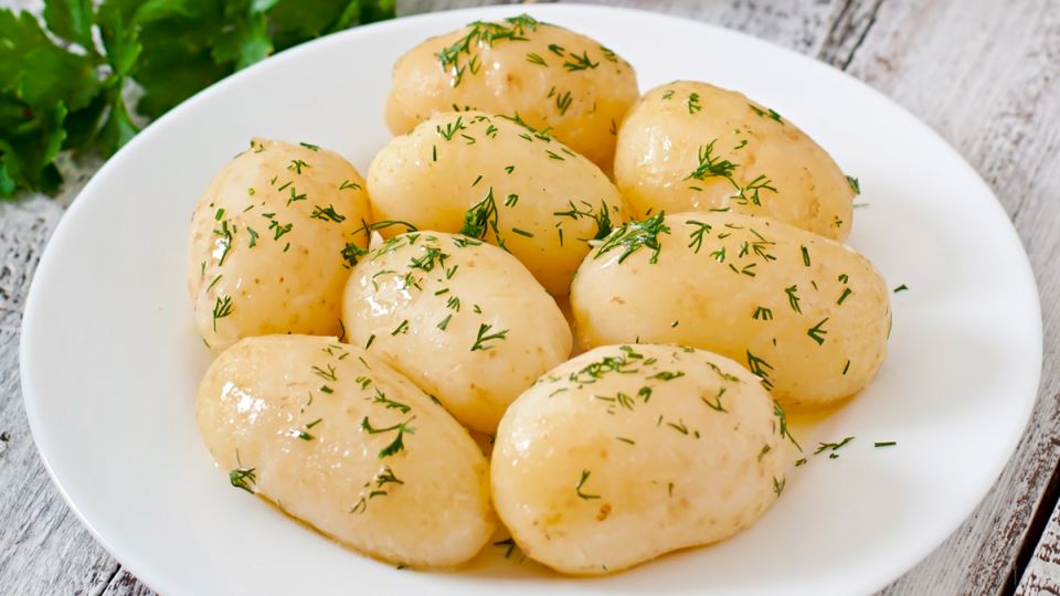 Моментально и аккуратно: как легко очистить варёный картофель от кожуры