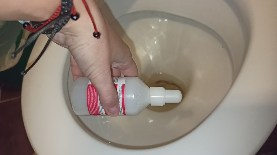 Как эффективно очистить унитаз от мочевого камня: советы и секреты