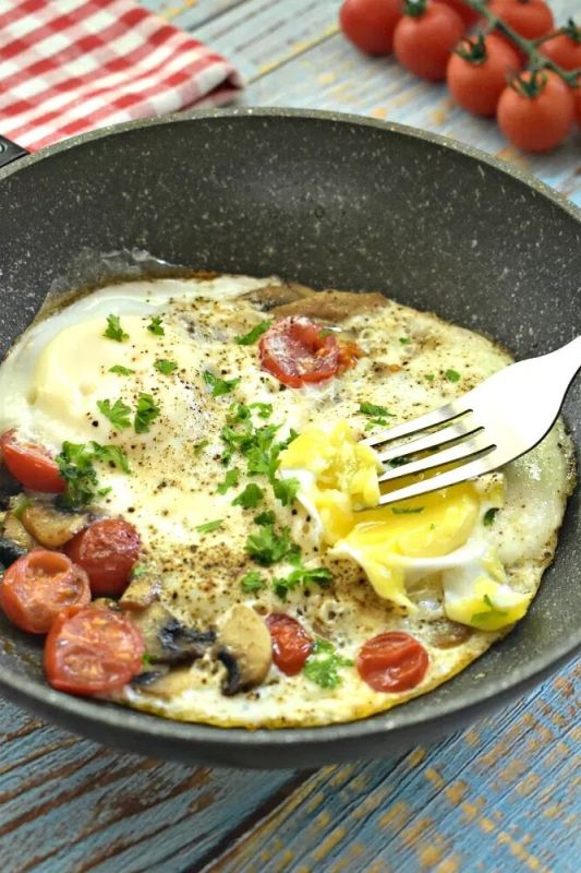 Яичница с грибами и помидорами черри: магнит для гурманов