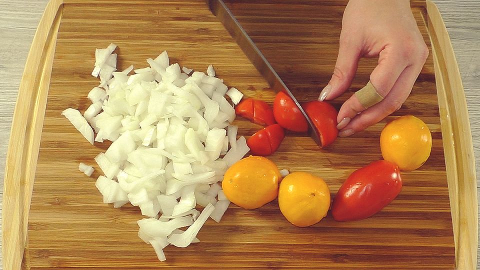 Необычная овощная закуска с колбасой для любого стола