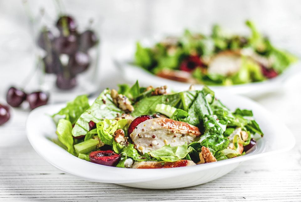 Салат «Авелин» с цыплёнком, черешней и йогуртовым соусом
