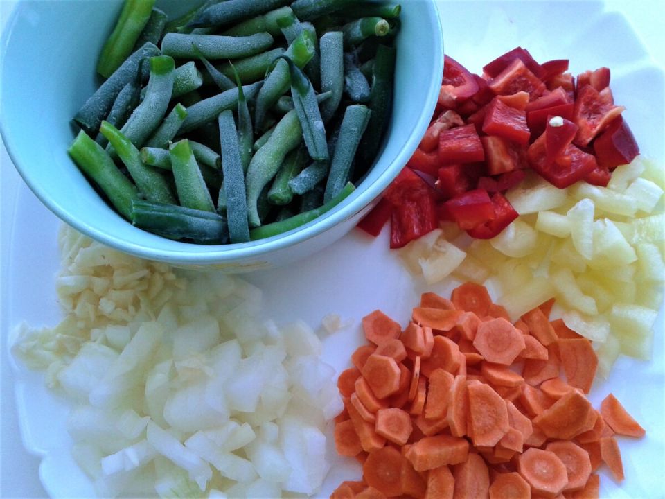 Сытный томатный рис с курицей и овощами в одной кастрюле