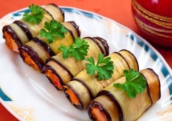 Необычные рулетики из баклажанов: заготовьте этот аппетитный закусочный шедевр